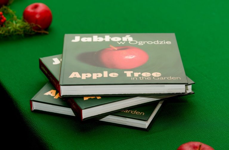 Zbiór esejów „Jabłoń w Ogrodzie”